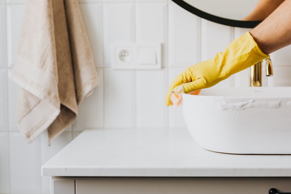 Cleaning and polishing a bathroom sink